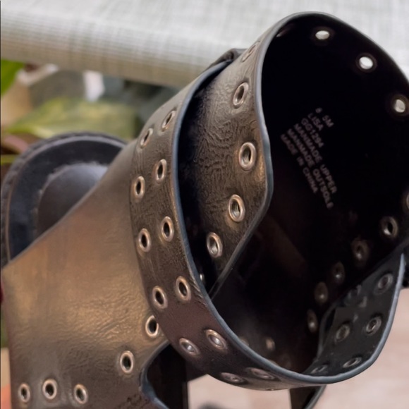 SOLD🕷 MIA black strappy buckle sandals with grungey grommet embellishments 🕷 - Picture 7 of 9